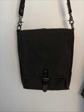 Classic Black Men's Messenger Bag with Adjustable Strap